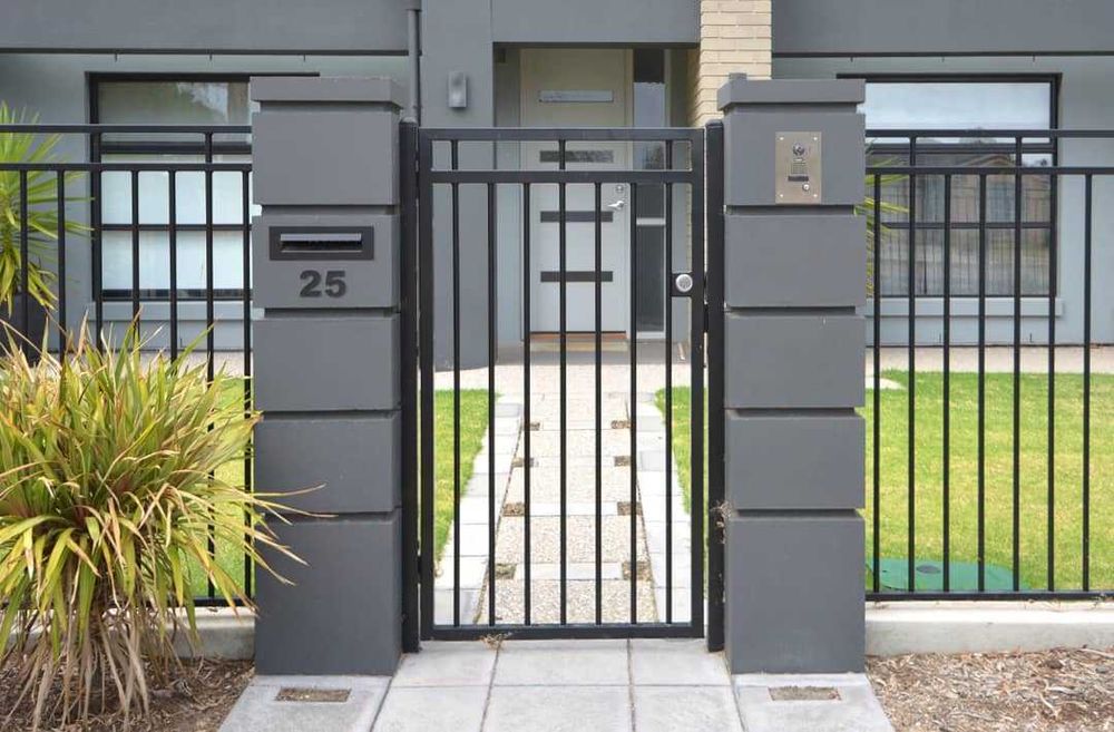 Executie Garduri la Standarde Inalte – Beton, Metal, Lamelar