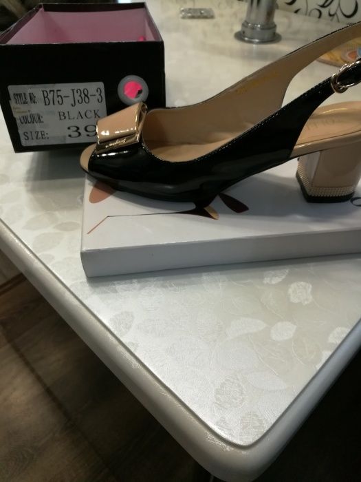 Продам босоножки