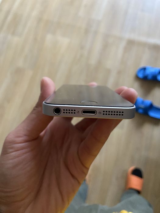 Продам Iphone SE состояние как новый