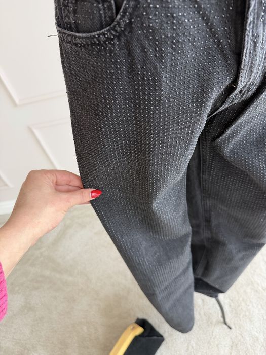 Къси плетени панталони и черни дънки