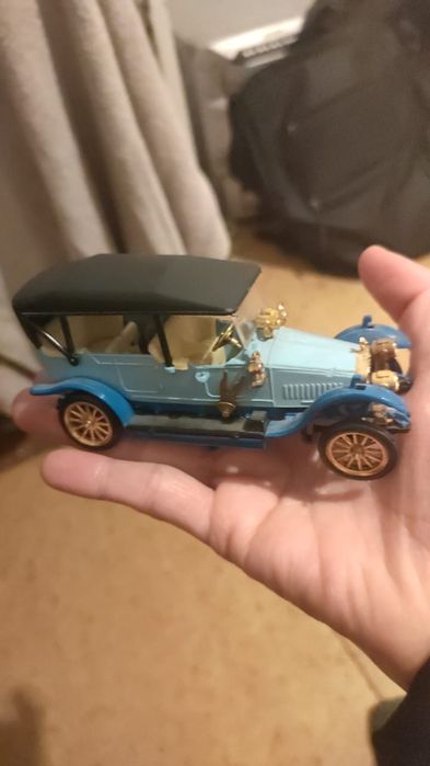 Продам машинку коллекционную