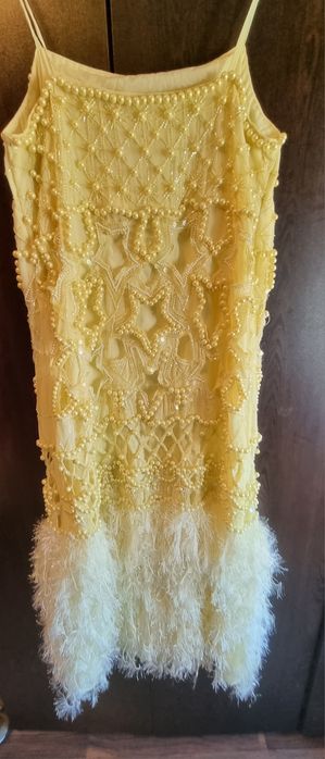 Rochie Asos, împodobită cu perle și pene.