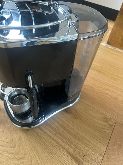 Vând espressor manual DeLonghi ECOM311.BK în stare foarte bună