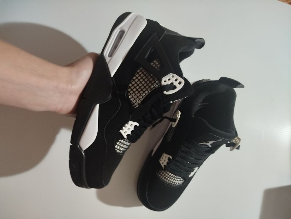 Jordan 4 white thunder