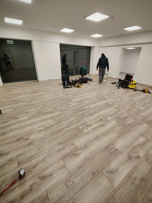 Професионален монтаж на паркет и первази