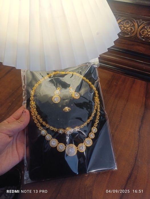 Shoxona 24 karat oltin bilan qoplangan ayollar taqinchoqlari