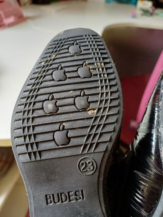 Туфли на мальчика размер 23-25.