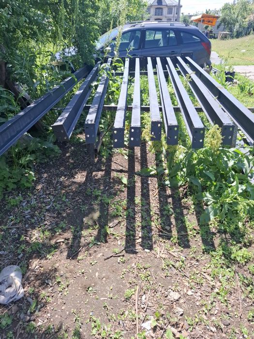 Vindem o hala 12.25 m Latime Lungime 20m.  Cpusa din profil 140  10 stilpi la 4 m la stresina 10 cuzineti 5ferme la 15500ron