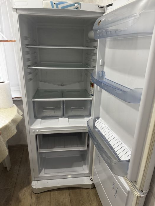 Продам. Indesit холодильник
