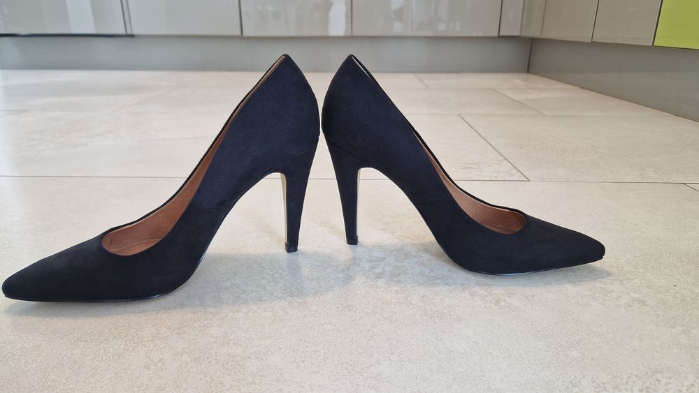 Vând pantofi NOI, eleganti, mărime 40