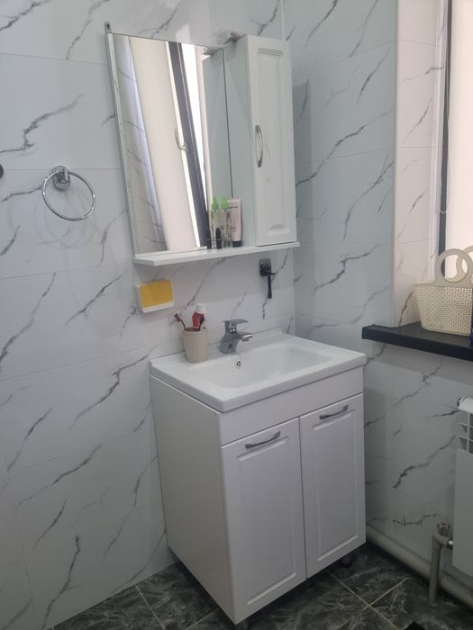 Тумба с зеркалом для ванной комнаты