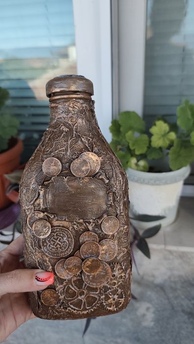 Бутилка с монети