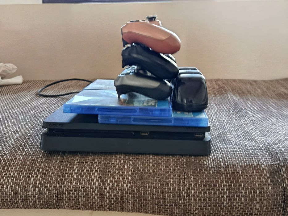 Play station 4 cu câteva jocuri