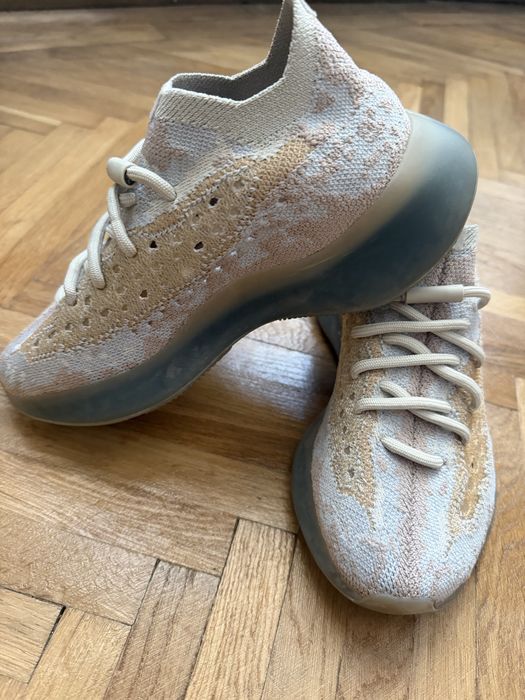 Yeezy Boost 350 V2 /bone-type colorway
