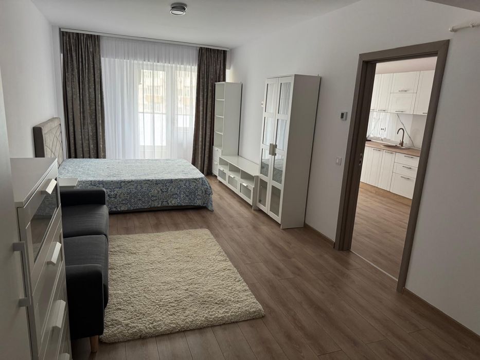 Persoana fizica inchiriez garsoniera spatioasa in complexul Fiald.