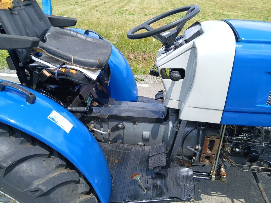 Tractor Mahindra 4x4 25 cp în 3 cilindri recent adus (Fiat)