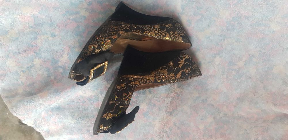 pantofi cu plasa neagra pe fond auriu