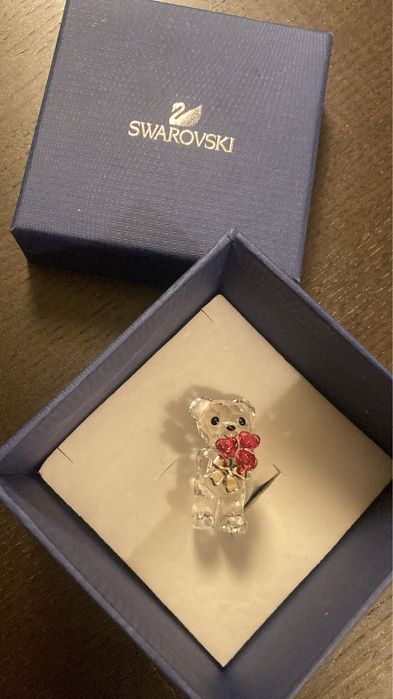 SWAROVSKI мече кристална фигура- Kris Bear A Rose