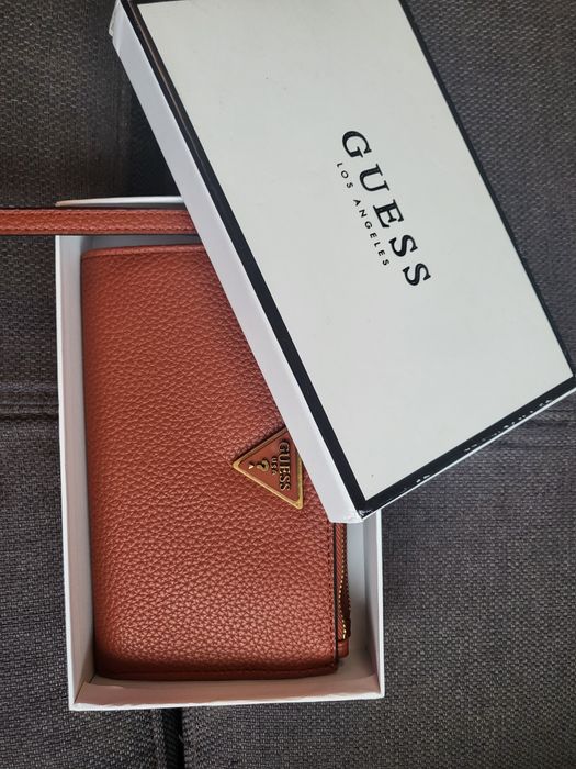 Guess голямо портомоне , портфейл нов неизползван с дръжка