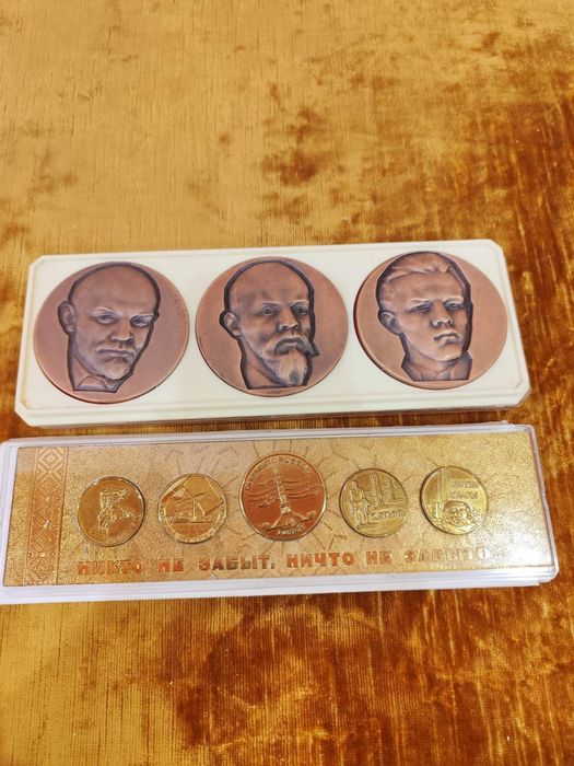 Продавам плакети