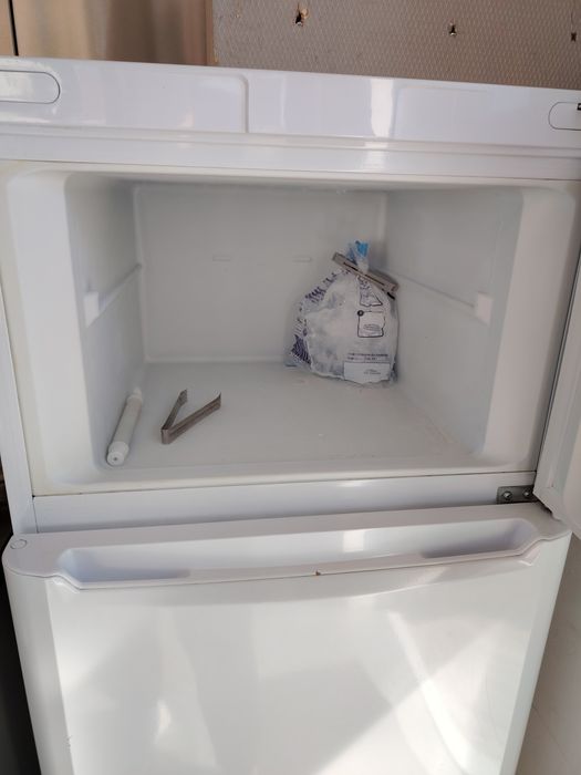 Frigider cu congelator. În stare buna de funcționare.