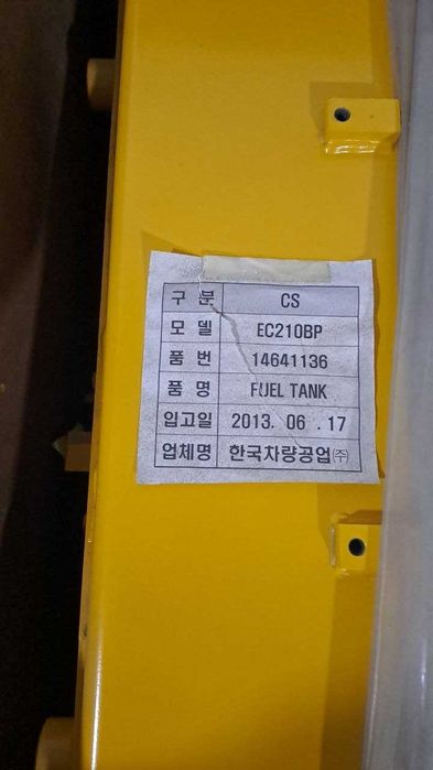 volvo EC210B . ЕС200D эксковаторларига топливннй бак сотилади