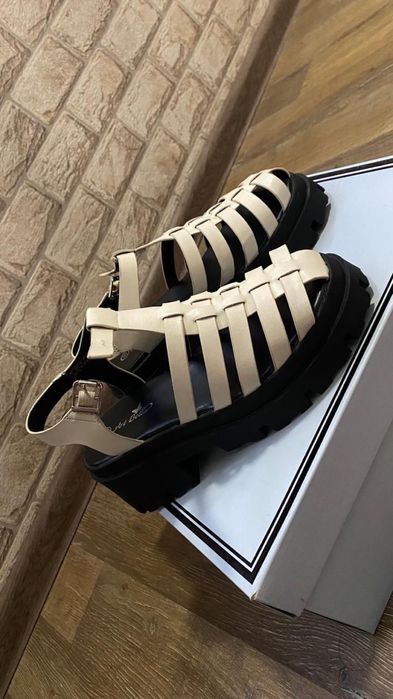 Женские босоножки