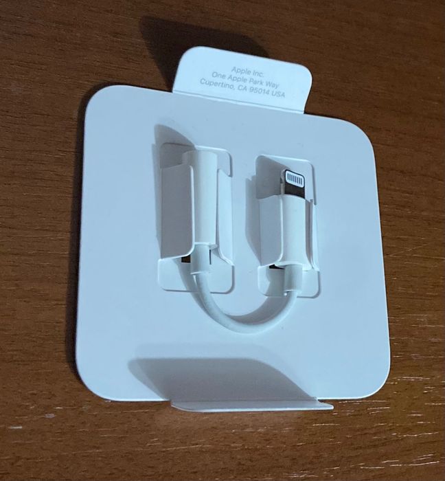 Переходник Apple Lightning - mini jack 3.5 мм