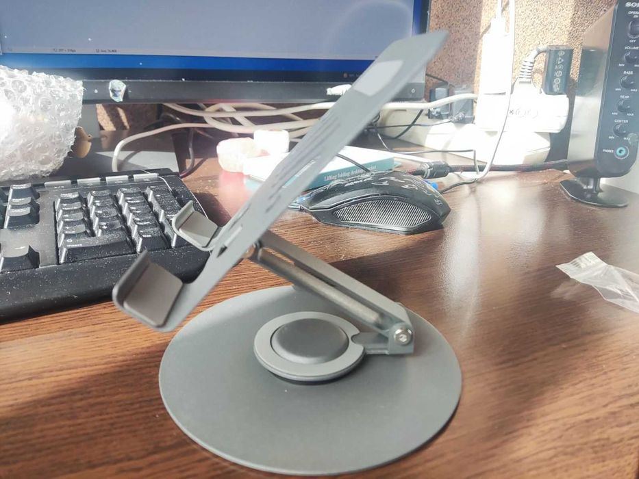 Метална стойка за телефон и таблет.