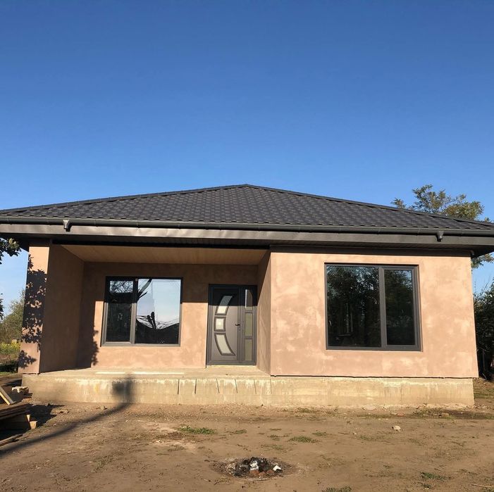 Vând  case modulare  pe structura metalică