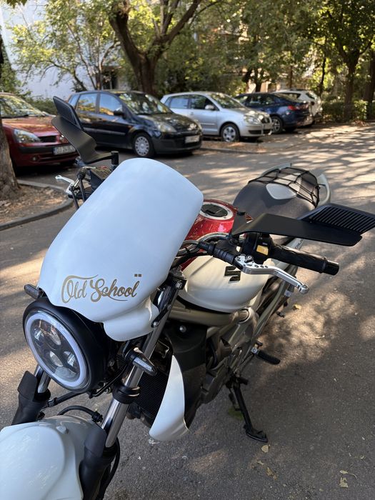Motocicleta Naked Suzuki SFV 650 Galdius
