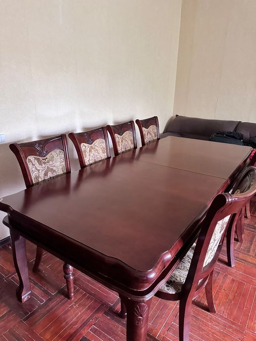 Стол со стульями в хорошем состоянии