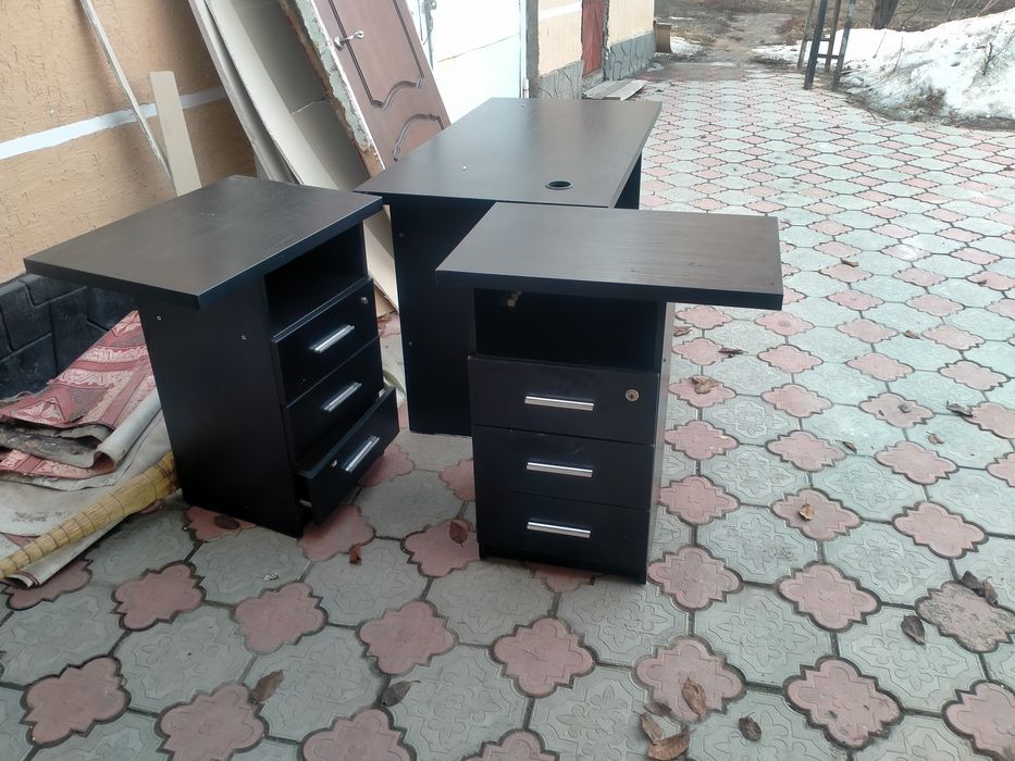 Офисный стол с двумя тумбочками