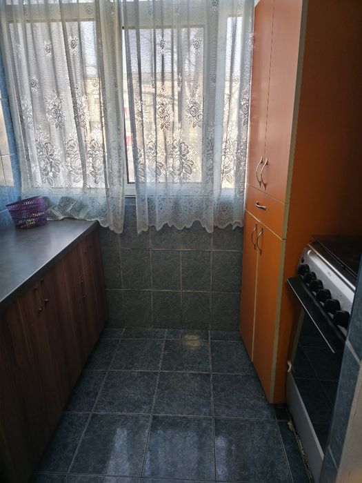 Închiriez apartament 2 camere decomandat