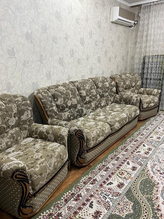 Диван с двумя креслами.