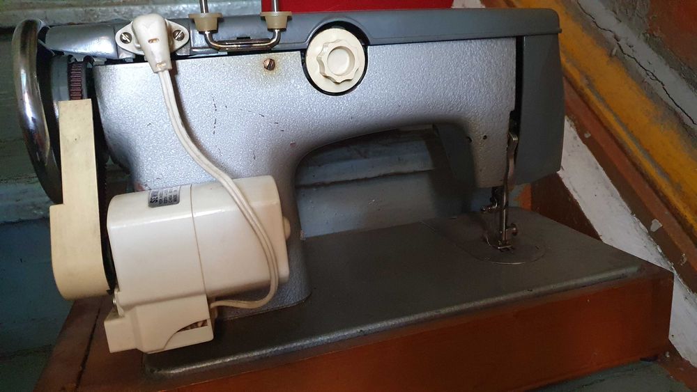 Продам швейную машинку