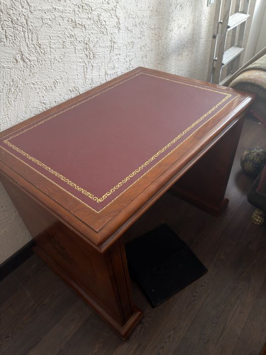 Продам шикарный гарнитур для кабинета