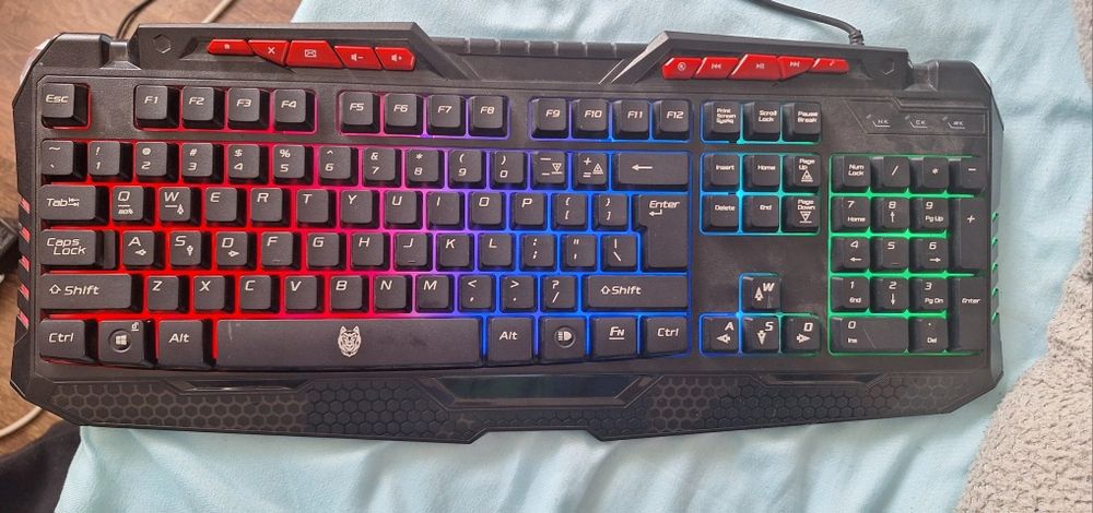 tastatură de gaming cu iluminare RGB