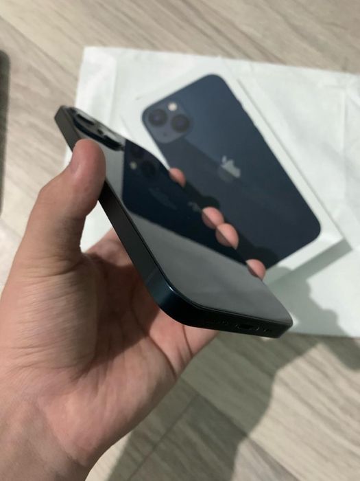 Продам смартфон iPhone 13.