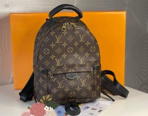 Rucsac +curea talie LV,super model, saculet, etichetă incluse