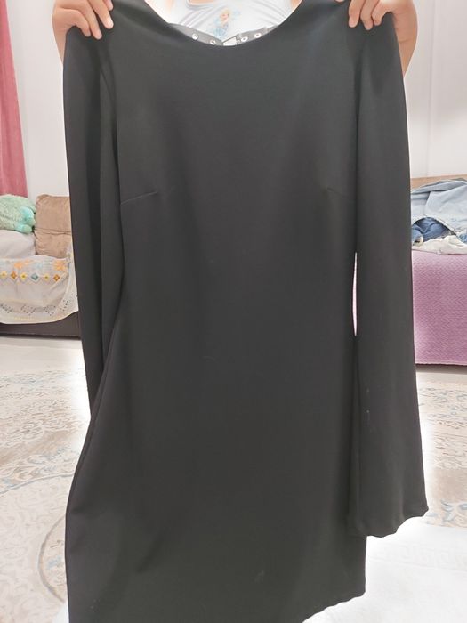 Продаёт вещи б/у в хорошем состоянии,