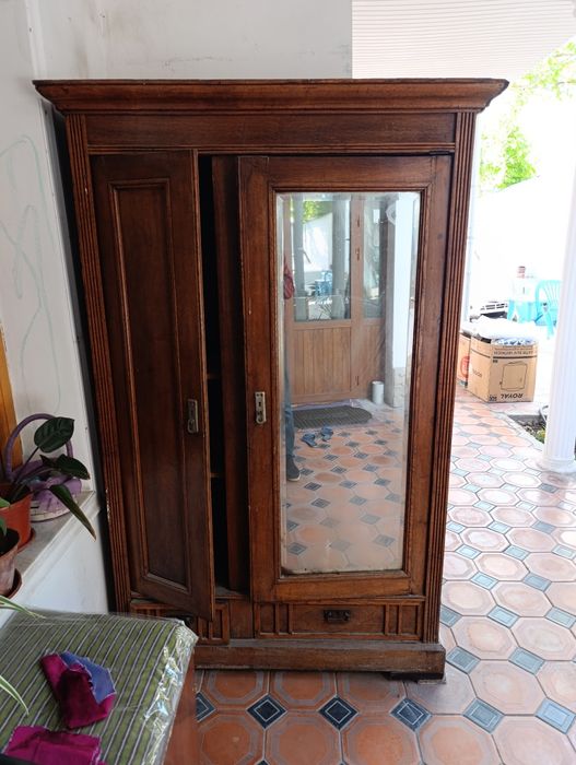 Шкаф обычной старый