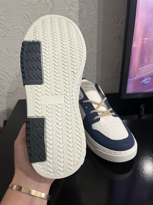 Продам новые кроссовки