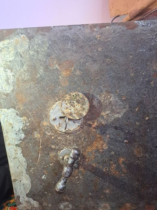 Сейф сотилади холати яхши