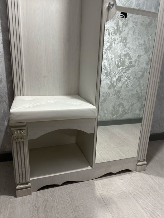 Шкаф-вешалка с сиденьем