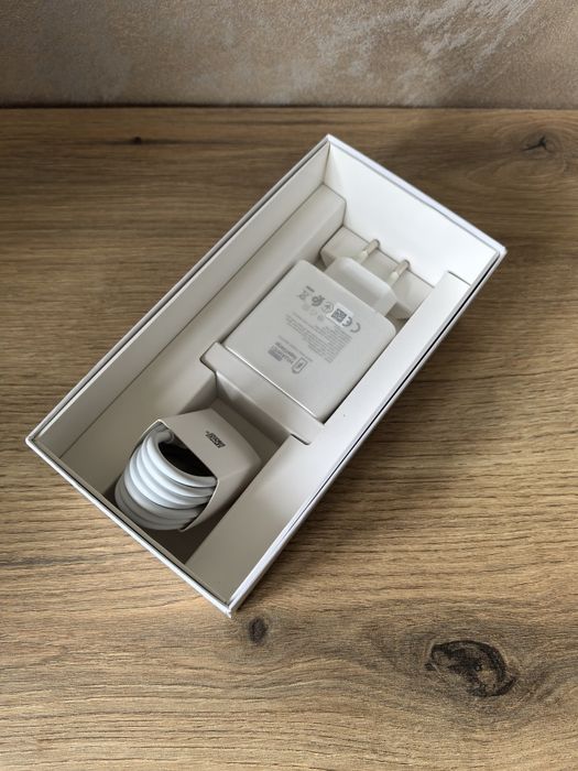 Чисто нов с подарък кейс в гаранция до 2028 г. Huawei pura 70 pro!