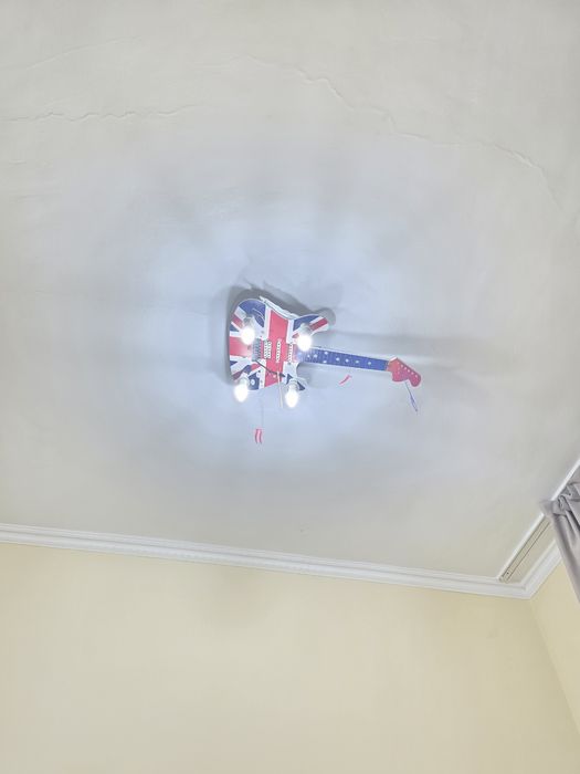 Продам люстру в детскую.