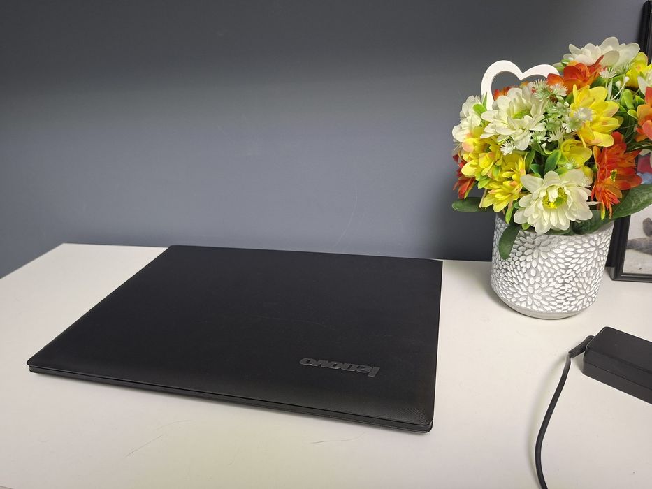 Laptop Lenovo 15 inch ecran  G50  intel i5. 4gb ram.  Hdd 1 terra  video Amd 4 gb