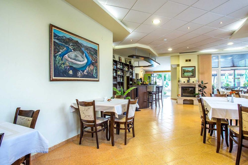 Дава се под наем Хотел в с. Главатарци, Област Кърджали - 1000 кв.м за 1299000 € - Снимка #17