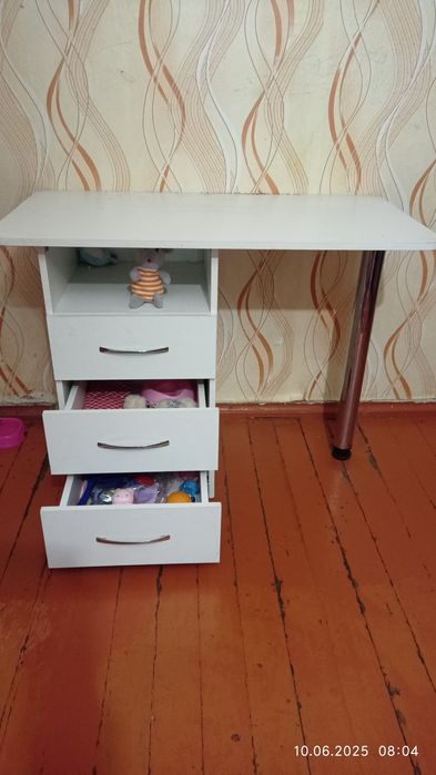 Продам маникюрный стол.